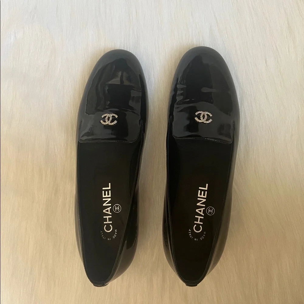 🔥CHANEL Patent Loafers